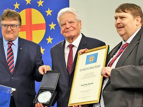Bundespräsident a.D. Joachim Gauck (Mitte) erhielt in Kempten die Sonderstufe der Paneuropa Verdienstmedaille von PEU-Präsident Bernd Posselt (re.) und Bundesgeschäftsführer Hans Kijas (li.).