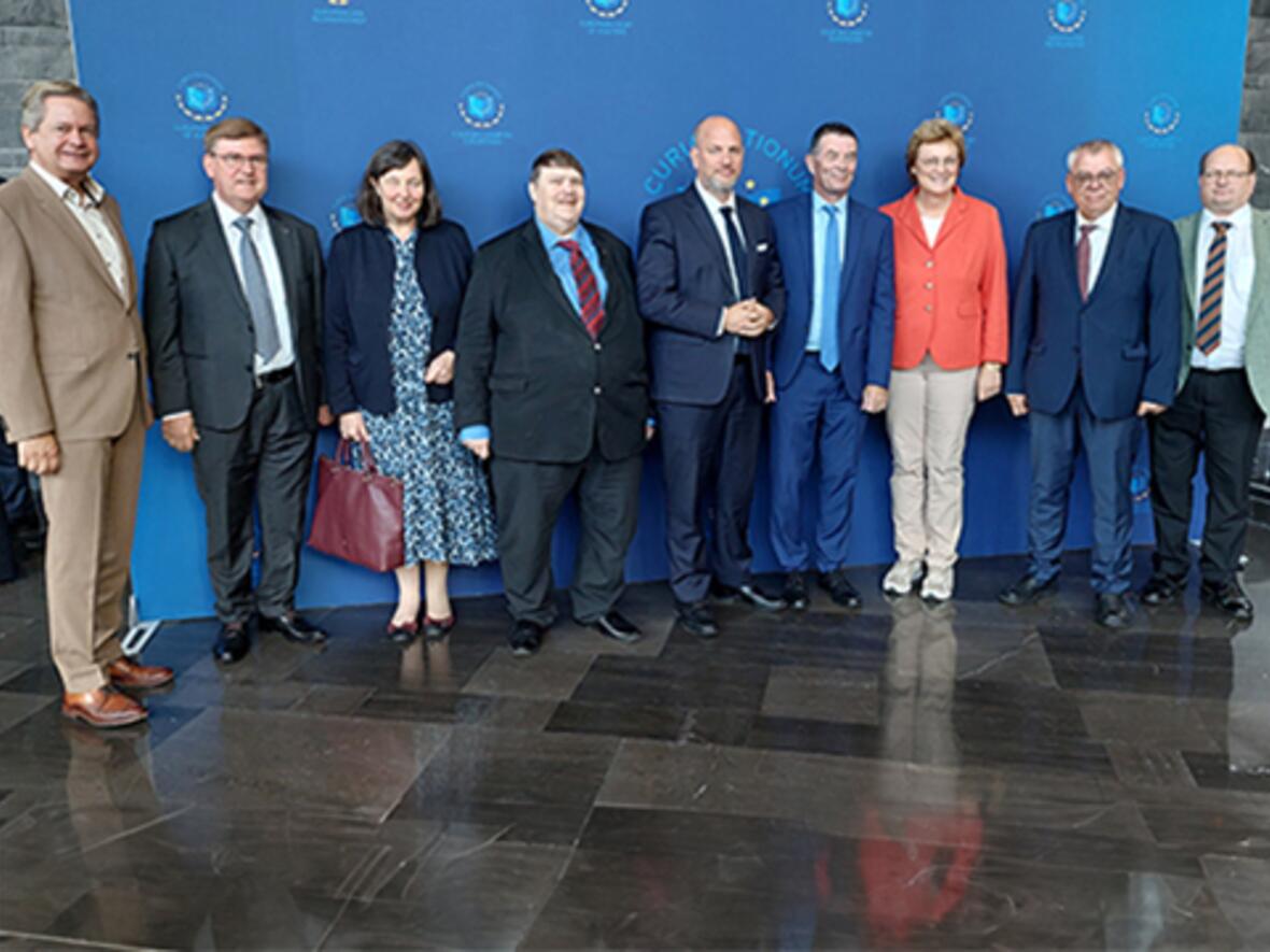 Festakt in Luxemburg: v.r.n.l. Jürgen Hecht, Klaus-Heiner Lehne, Monika Hohlmeier, Präsident Tony Murphy, Niclas Herbst, Bernd Posselt, Stephanie Waldburg, Roland Wortmann und Matthias Wilkes.