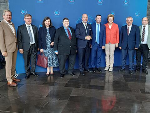 Festakt in Luxemburg: v.r.n.l. Jürgen Hecht, Klaus-Heiner Lehne, Monika Hohlmeier, Präsident Tony Murphy, Niclas Herbst, Bernd Posselt, Stephanie Waldburg, Roland Wortmann und Matthias Wilkes.