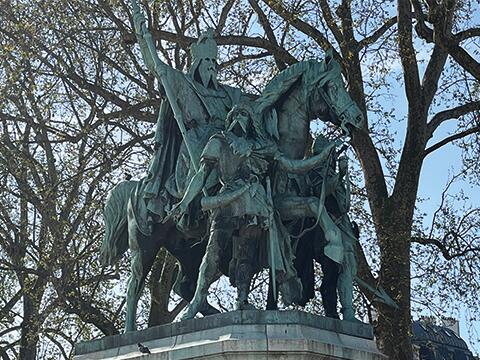 Das Reich Karls des Großen (hier sein Denkmal vor der Kathedrale Notre-Dame in Paris) steht auch für die christlichen Wurzeln Europas. Das Reich Karls des Großen (hier sein Denkmal vor der Kathedrale Notre-Dame in Paris) steht auch für die christlichen Wurzeln Europas.