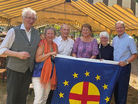 In Lunéville v.l.n.r.: Der Landesvorsitzende der PEU Rheinland-Pfalz, Werner Euskirchen und Gabriele Müller, Altbürgermeister Jacques Lamblin mit der Bürgermeisterin von Lunéville, Catherine Paillard, Stadträtin Marie Viroux und dem Landesvorsitzenden der PEU Hessen, Matthias Wilkes.