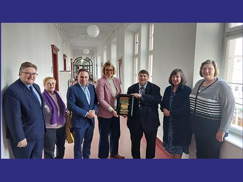 Im Augsburger Rathaus v.l.n.r.: Johannes Kijas, Juliane Glöckler, Volker Ullrich, Oberbürgermeisterin Eva Weber und Bernd Posselt mit der Gedenkplakette an die Daytoner Friedensverhandlungen, Stephanie Waldburg und Katharina Grimm. 