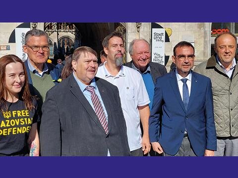 Bei der Großdemonstration in München (unten v.r.n.l.): Der ukrainische Generalkonsul Yurii Nykytiuk, Klaus Holetschek MdL, Prof. Hans-Peter Niedermeier, Initiator Nico Pappe, Bernd Posselt, Roderich Kiesewetter MdB und eine ukrainische Demonstrantin. 