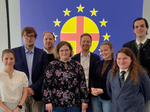 Der neu gewählte PEJ-Bundesvorstand (v.l.n.r.): Katharina Juergens (Schriftführerin), Jan-Erik Ingwersen (Stellvertreter), Jan Kjell Lange (Stellvertreter), Katharina Trulsson (Finanzreferentin), Raphael Wegner (Pressereferent), Franziska Wilkes (Stellvertreterin), Rudolf Juergens (Bundesvorsitzender) und Simon Hund (Stellvertreter).