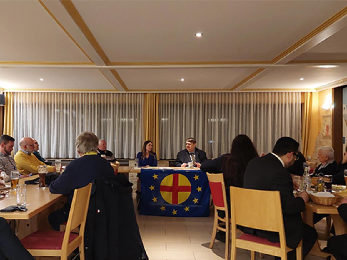 Die Kreisbeauftragte der Paneuropa-Union Nürnberg Stadt und Land, Stephanie Schäfer, mit Paneuropa-Präsident Bernd Posselt. 