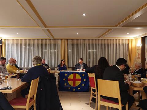 Die Kreisbeauftragte der Paneuropa-Union Nürnberg Stadt und Land, Stephanie Schäfer, mit Paneuropa-Präsident Bernd Posselt. 