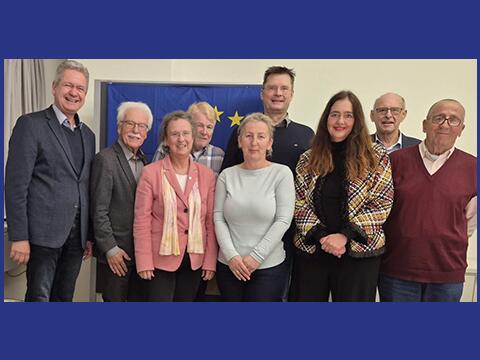 Landesversammlung in Hessen (v.l.n.r): Landesvorsitzender Dr. Matthias Wilkes, Beisitzer Rolf Kahnt, MdL a.D., die Vertreterin der PEU Rheinland-Pfalz Gabriele Müller, Beisitzer Peter Winter, die Vizevorsitzende der PEU Kosovo Teuta Musa, Beisitzer Bodo Schnick, die stellvertretenden Landesvorsitzenden Michaela Koller und Werner Hartmann sowie Isuf Musa, ehemaliger Leiter des kosovarischen Staatsarchivs.