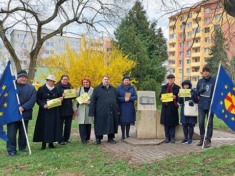 Erinnerung an Ida Roland vor dem Denkmal für die Synagoge von Göding/Hodonín: v.l.n.r. Johannes Kijas, Ivana Chovančíková, Hana Sýnková, Galina Rucká, Bernd Posselt, Stephanie Waldburg, Mojmír Jeřábek, Eleonora Jeřábková und David Macek.
