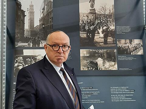 Paneuropa-Vizepräsident Dirk Hermann Voß im ehemaligen KZ-Außenlager Augsburg-Pfersee.
