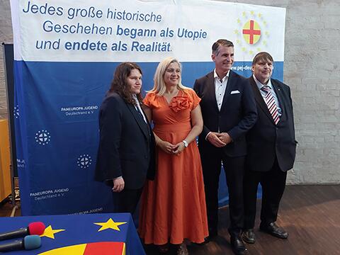 Gemeinsam für Paneuropa (v.l.n.r) PEJ-Bundesvorsitzender Rudolf Juergens, die ehemalige bayerische Europa-Ministerin Melanie Huml MdL, der amtierende bayerischen Europa-Minister Eric Beißwenger sowie der Präsident der Paneuropa-Union Bernd Posselt. (Bild: Kijas)