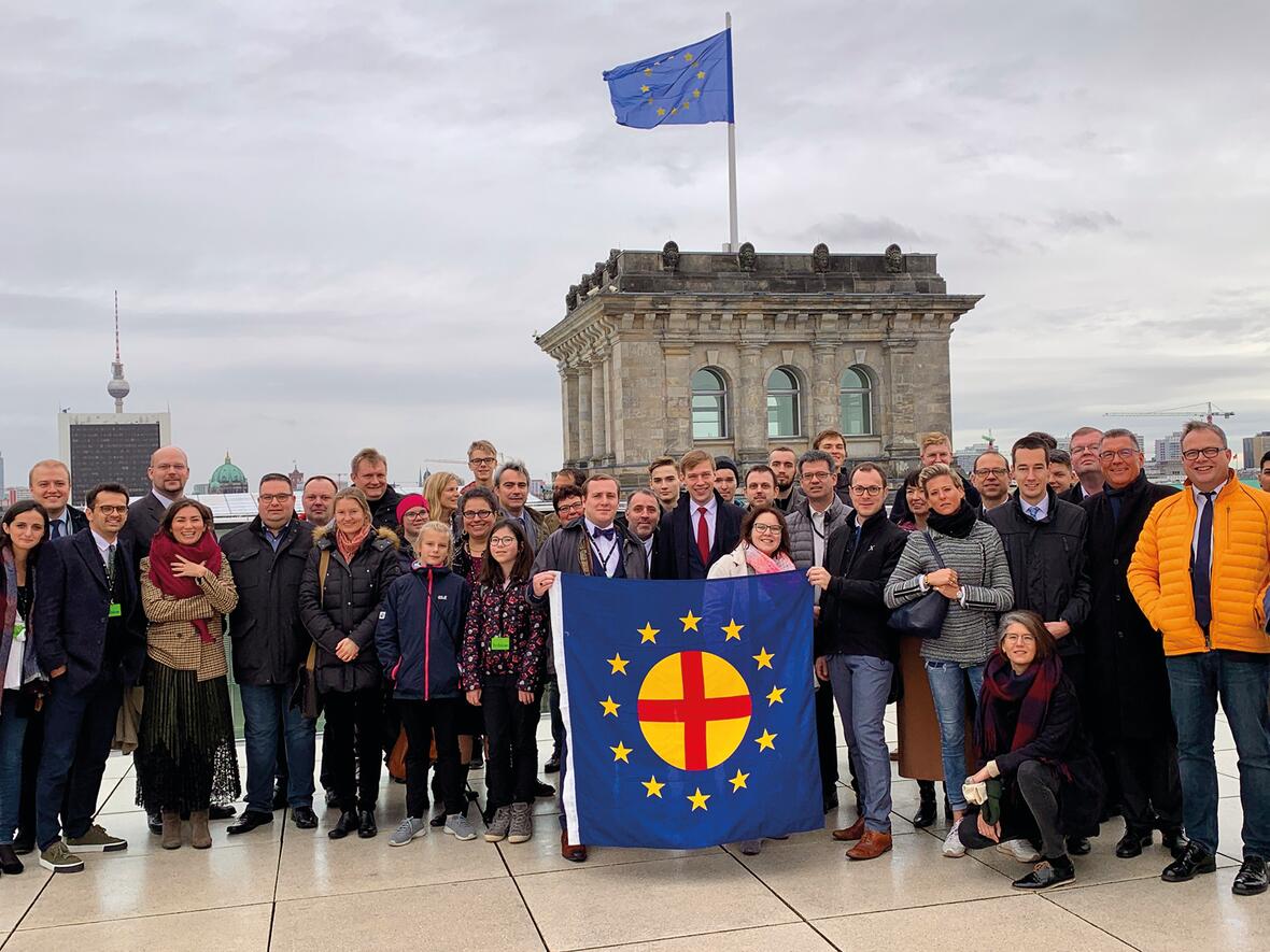 Junge Paneuropäer auf dem Reichstag in Berlin. Bild: Paneuropa