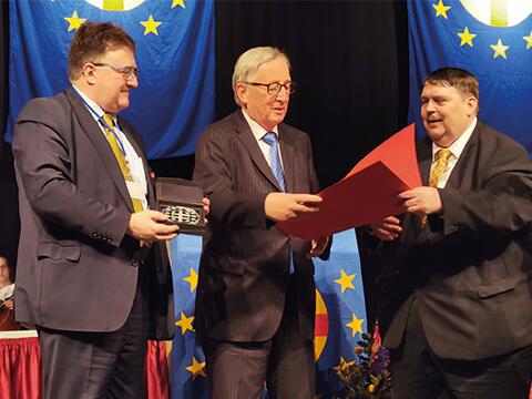 Der ehemalige EU-Kommissionspräsident und Schirmherr der Paneuropa-Tage, Jean-Claude Juncker, wurde in Trier von  PEU-Bundesgeschäftsführer Johannes Kijas (links) und PEU-Präsident Bernd Posselt (rechts) mit der Sonderstufe der Paneuropa-Verdienstmedaille ausgezeichnet. Bild: Paneuropa