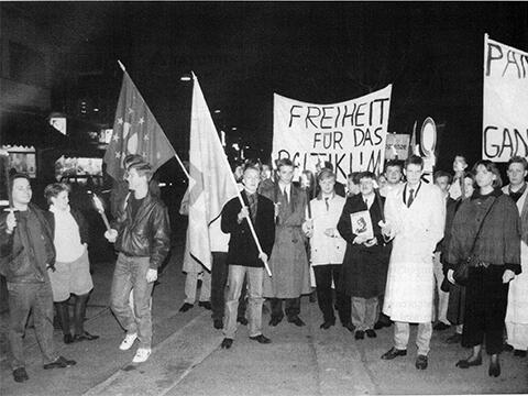 Solidaritäts-Demostration für die von sowjetischen Truppen bedrohten baltischen Länder anläßlich der Paneuropa-Ostseekonferenz in Travemünde 1991, an der junge deutsche, skandinavische, polnische, baltische und russische Paneuropäer teilnahmen. Bild: Paneuropa