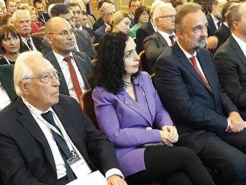Die Hauptredner bei der Eröffnung des Kongresses im Haus der Industrie (v.l.n.r.): Alain Terrenoire, Kosovos Staatspräsidentin Vjosa Osmani und Karl von Habsburg.
