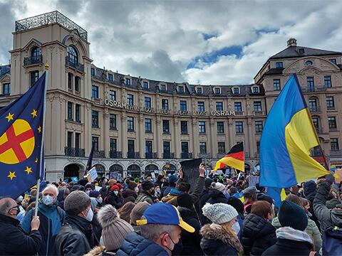 In zahlreichen deutschen Städten (Bild: München) fanden Solidaritätskundgebungen für die Ukraine statt, die von der Paneuropa-Union organisiert oder unterstützt wurden.